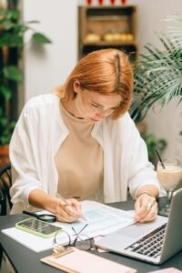 mulher fazendo o levantamento de suas finanças