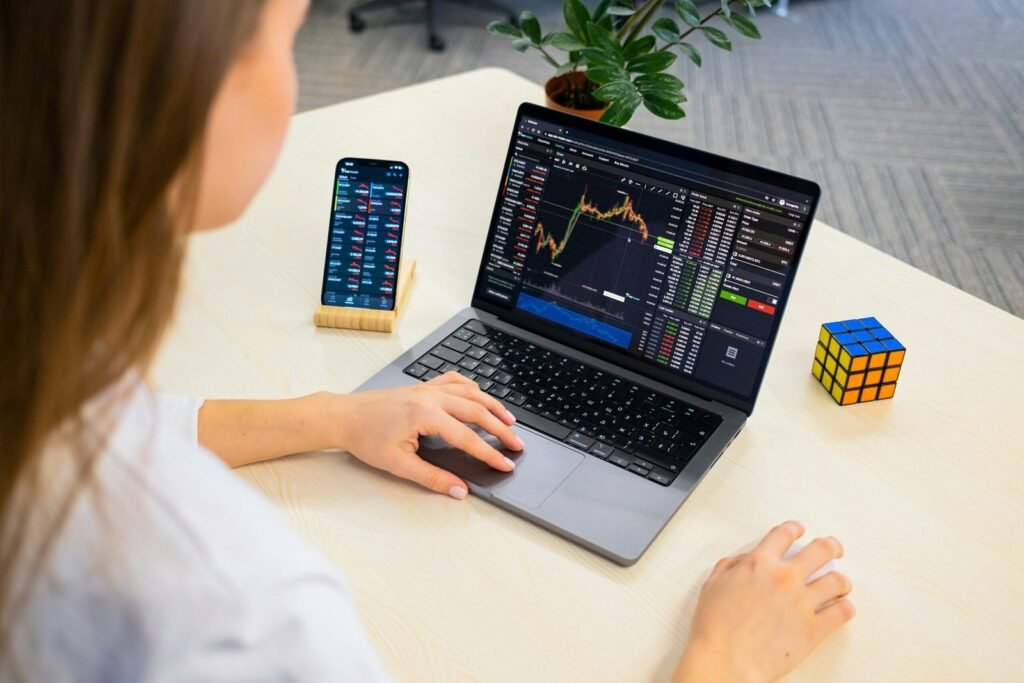 mulher analisando seus investimentos no laptop