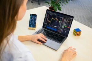 mulher analisando seus investimentos no laptop